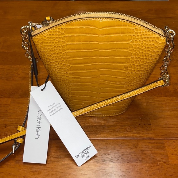 NWT🌼Calvin Klein Lock Embossed Crossbody Bucket - Picture 2 of 16